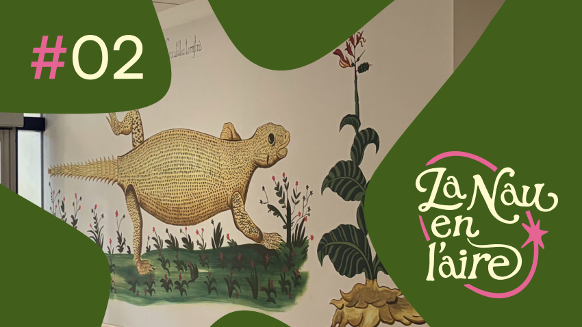 Il·lustració mural d’un animal fantàstic de color groc en un paisatge vegetal, amb el text “#02” i el logotip “La Nau en l’aire”